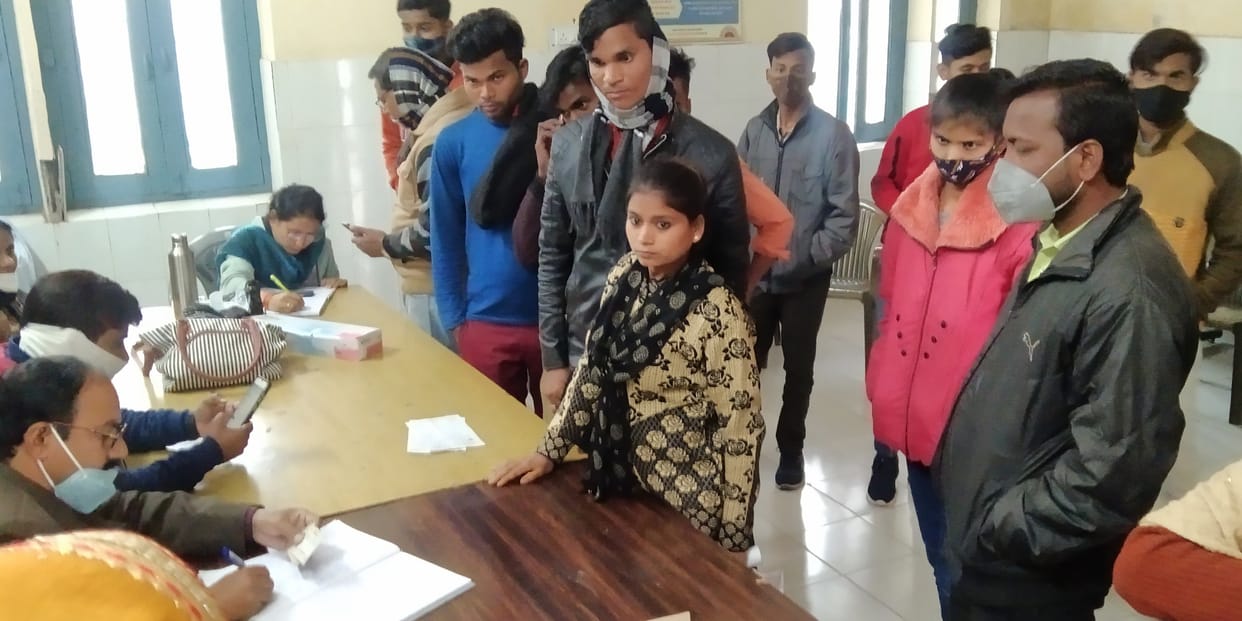 Teenagers reaching without hesitation to get vaccination