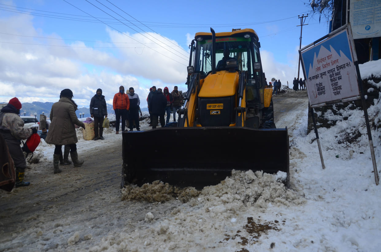 two feet snowfall in jalori pass and narkanda open for vehicle
