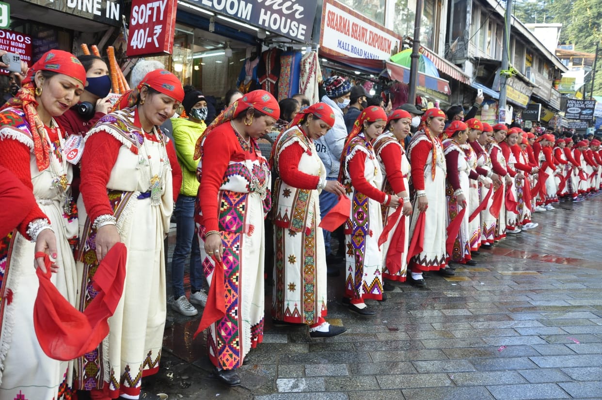 500 women danced to the beat of drum amidst snow on the mall road