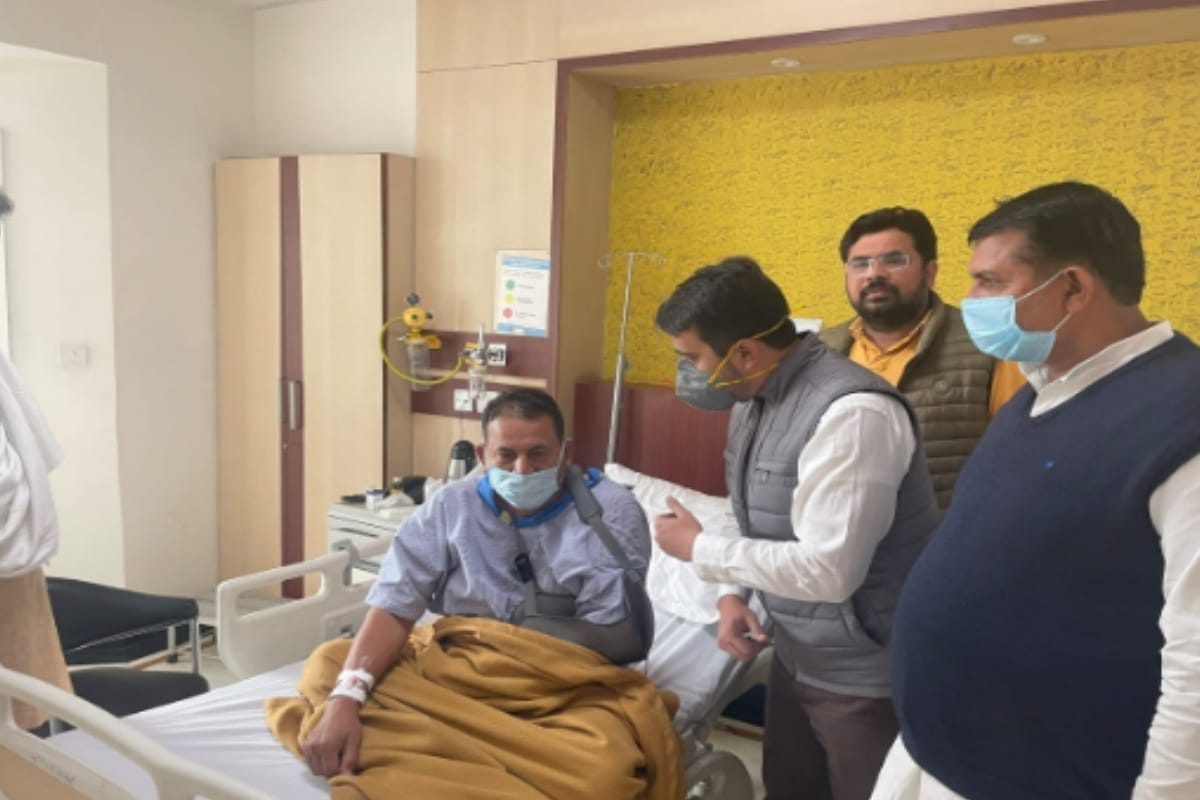 Muzaffarnagar: BKU President Naresh Tikait slipped, shoulder injury, hospitalized