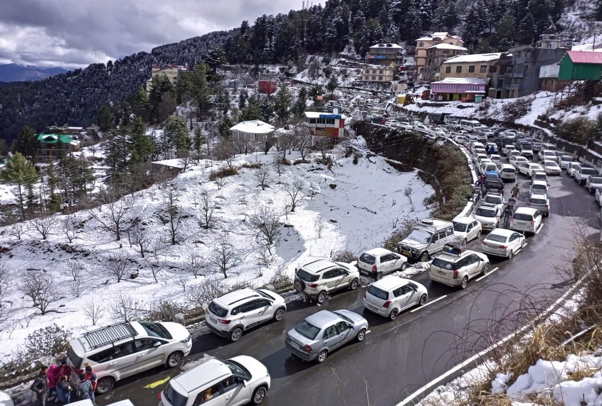 tourists enjoys snowfall in kufri narkanda himachal pradesh