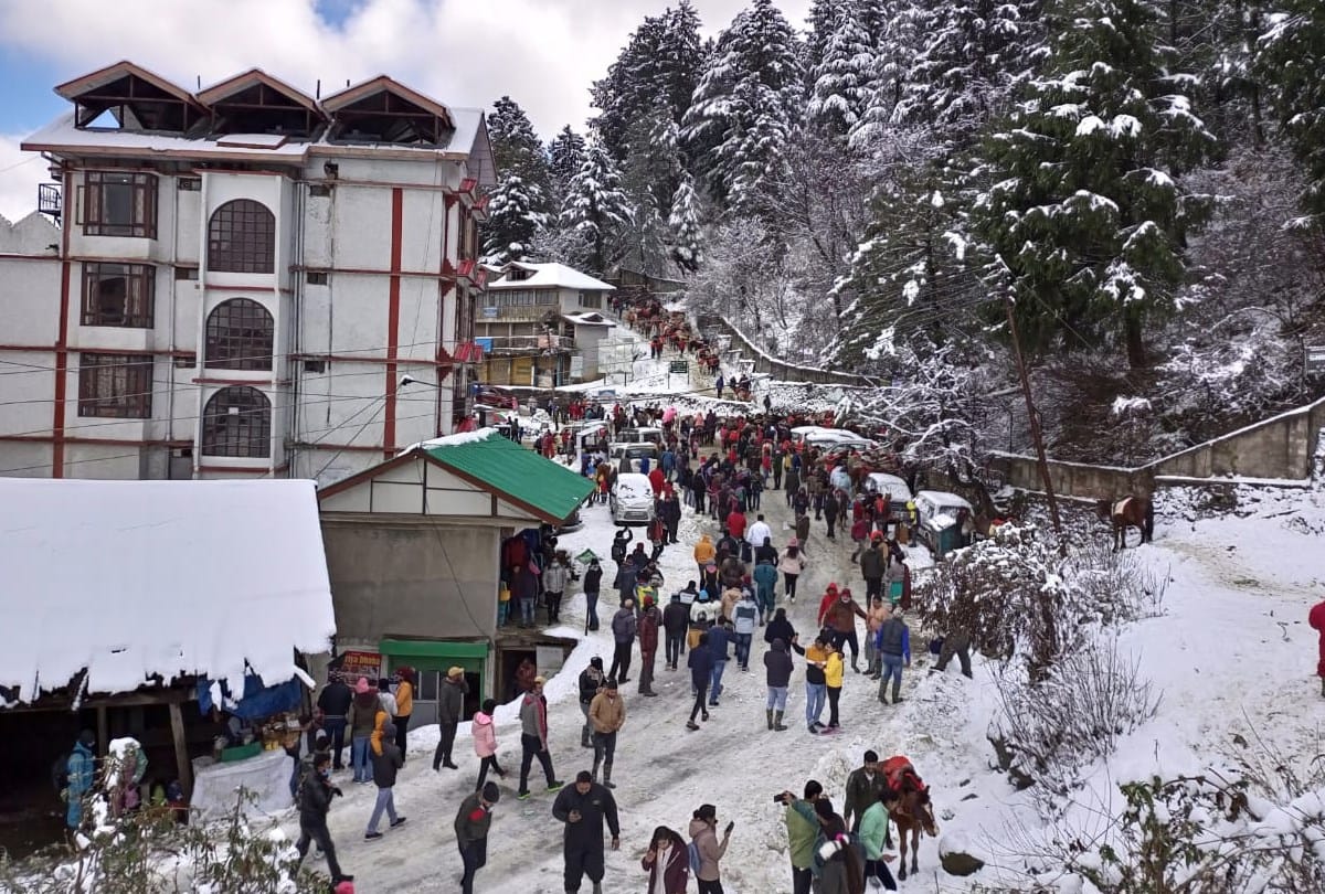 tourists enjoys snowfall in kufri narkanda himachal pradesh