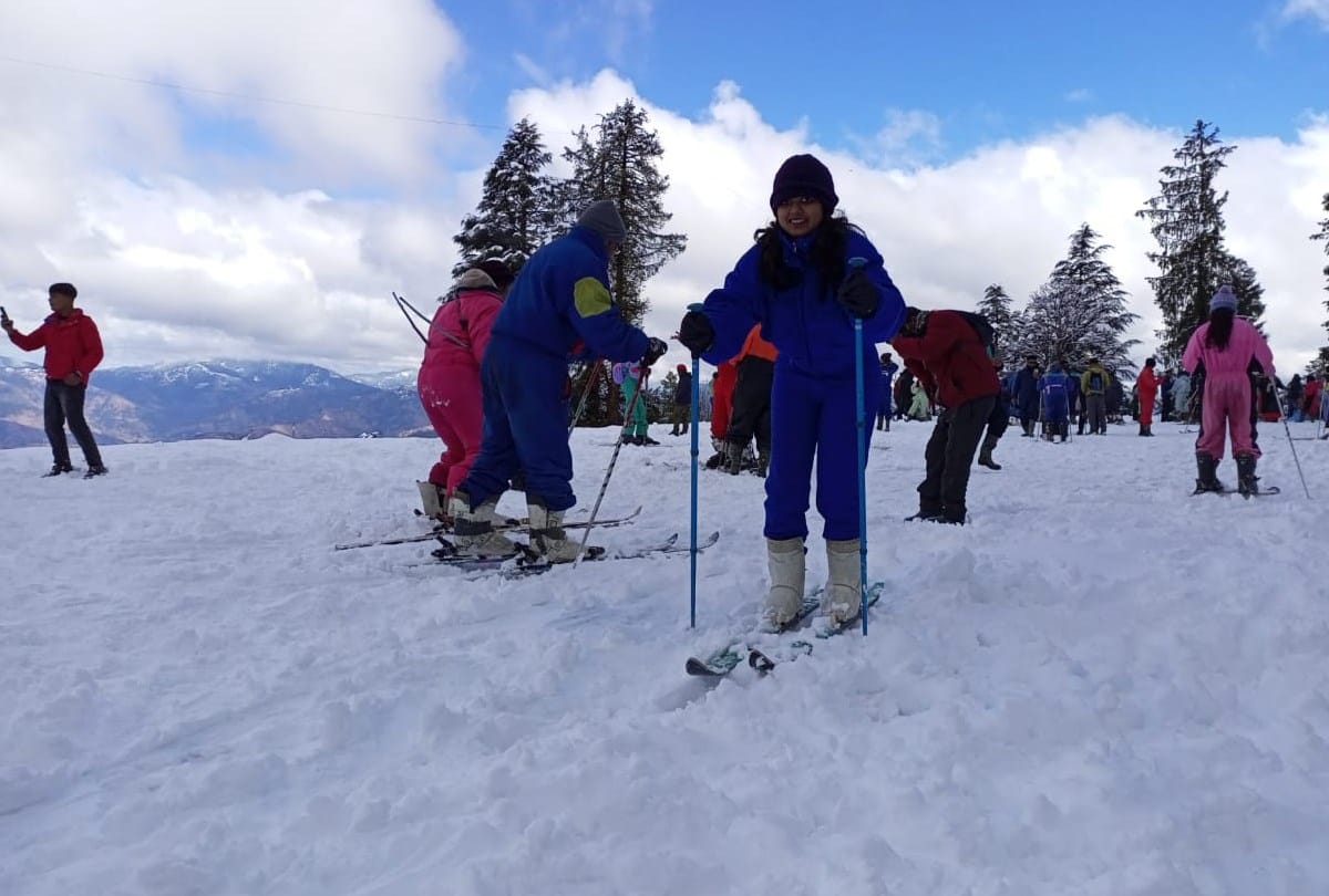 tourists enjoys snowfall in kufri narkanda himachal pradesh