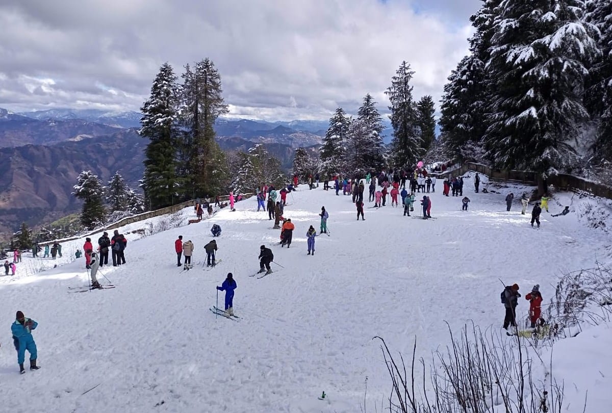 tourists enjoys snowfall in kufri narkanda himachal pradesh
