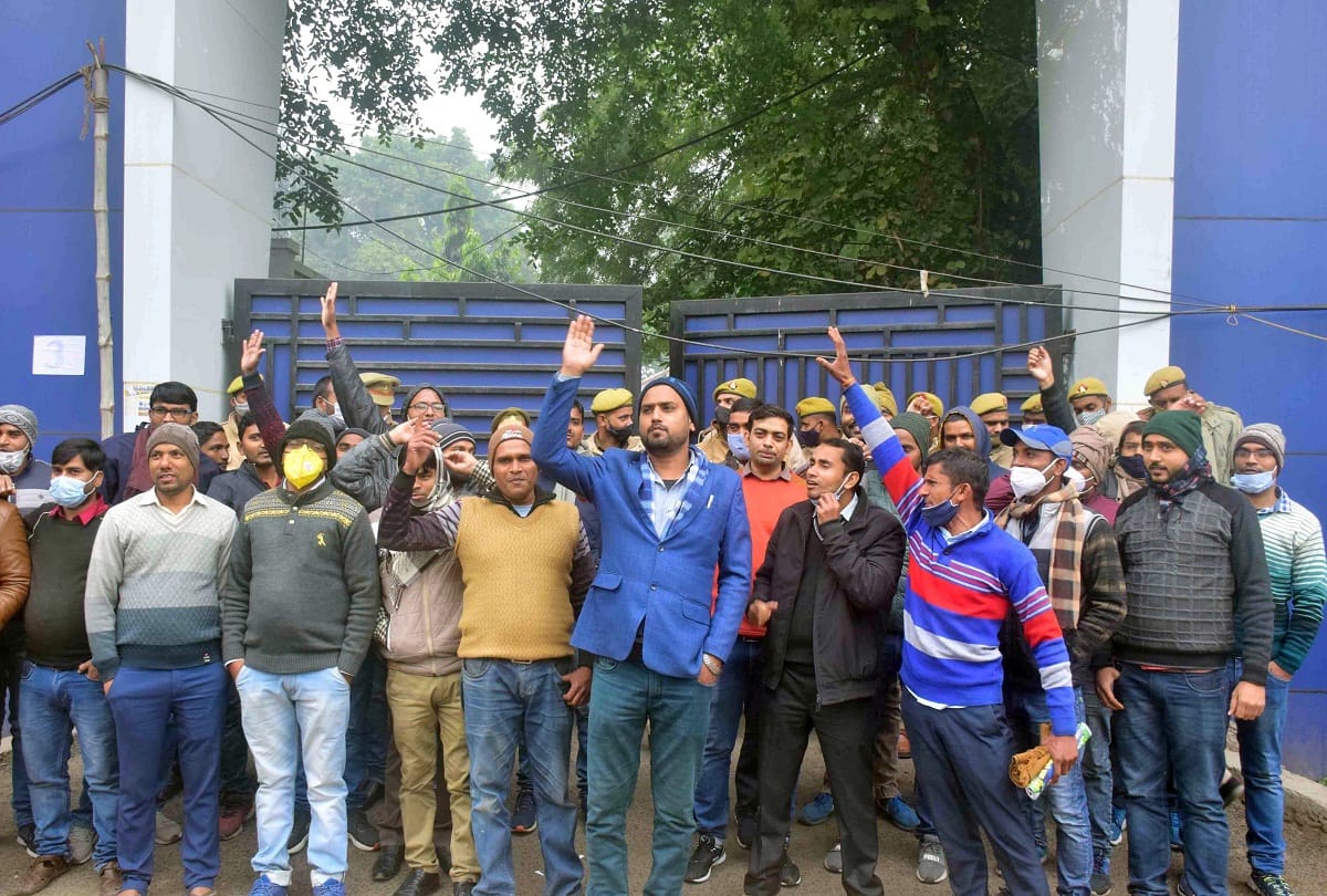UPPSC: Demonstration on commission for LT grade teacher recruitment, demand to issue advertisement before code of conduct