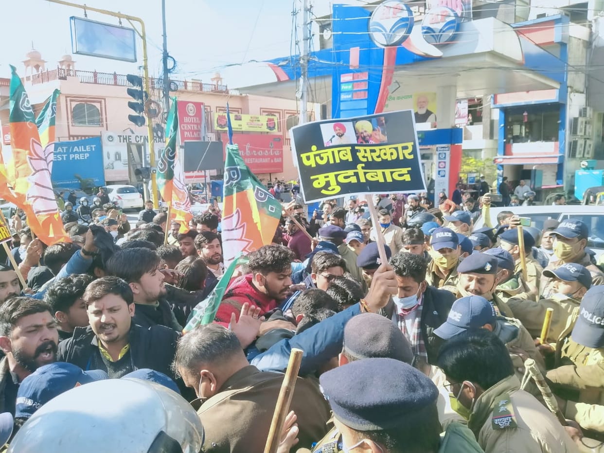 PM Narendra Modi security Lapse : BJYM protest in dehradun, see photos