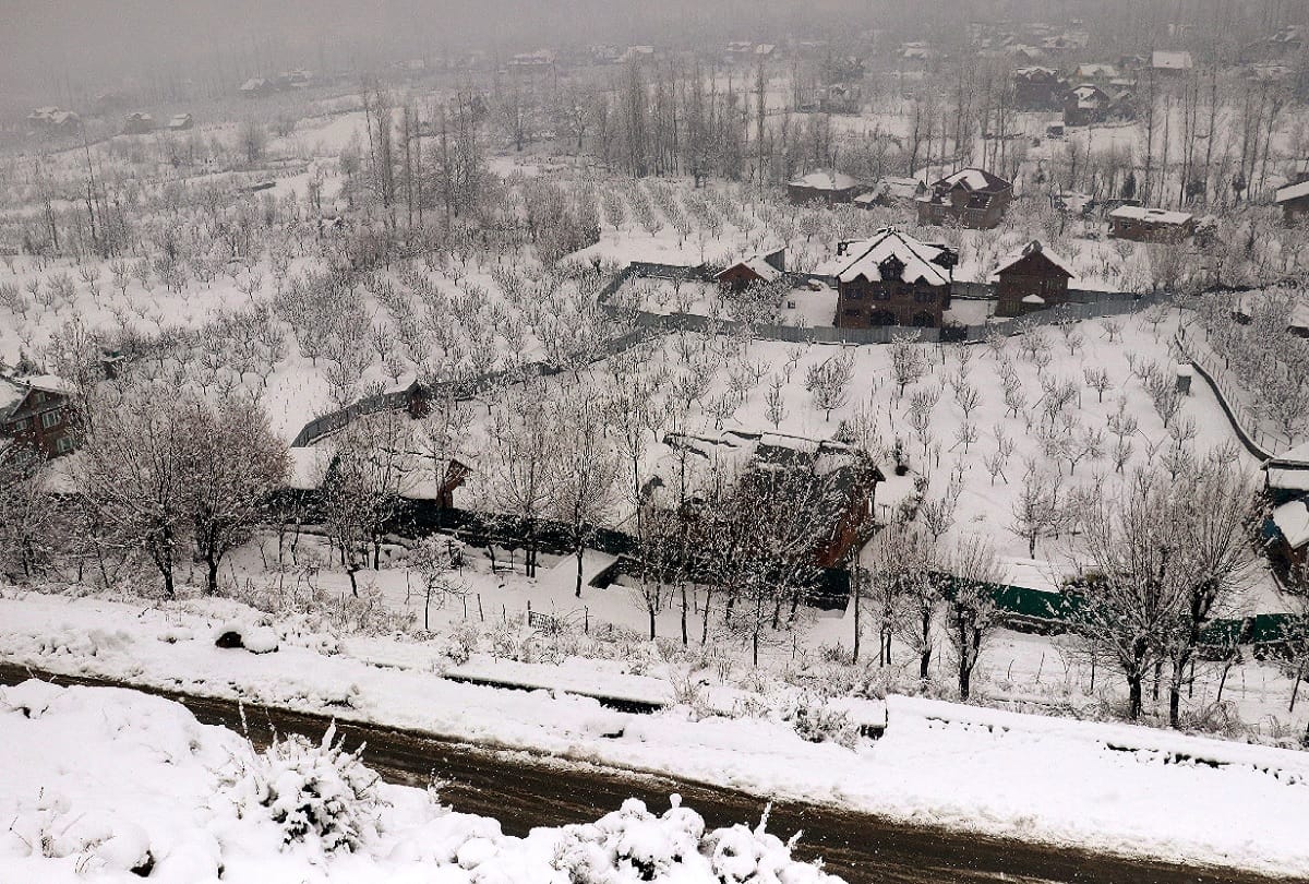 Heavy snowfall and rain warning in parts of Jammu and Kashmir today and tomorrow, cold wave continues in Kashmir