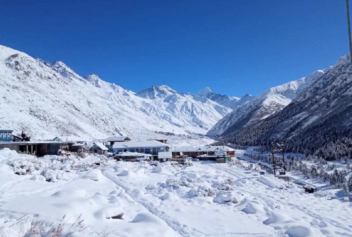 himachal weather update: Troubles increased due to snowfall, 353 roads including three NH obstructed, 440 power transformers stalled