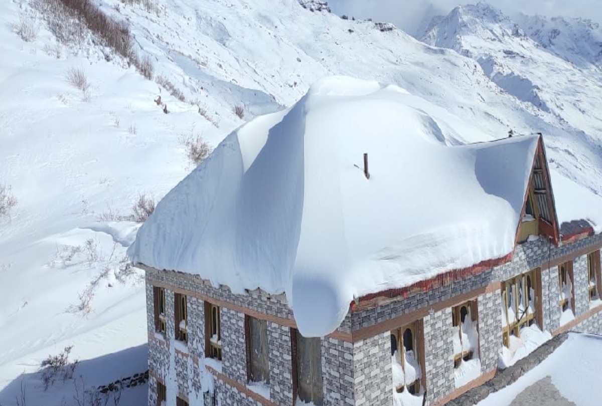 himachal weather update: Troubles increased due to snowfall, 353 roads including three NH obstructed, 440 power transformers stalled