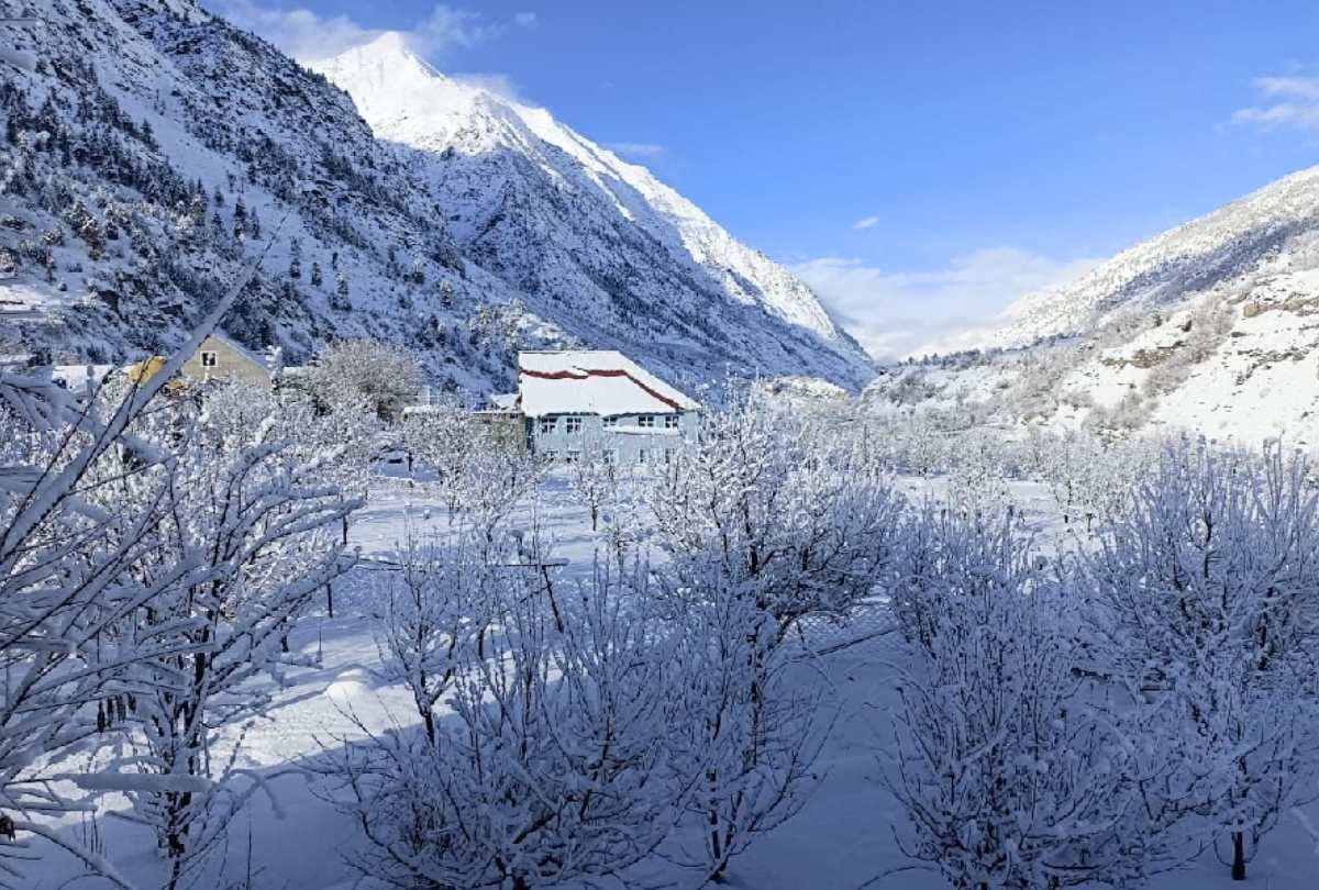 himachal weather update: Troubles increased due to snowfall, 353 roads including three NH obstructed, 440 power transformers stalled
