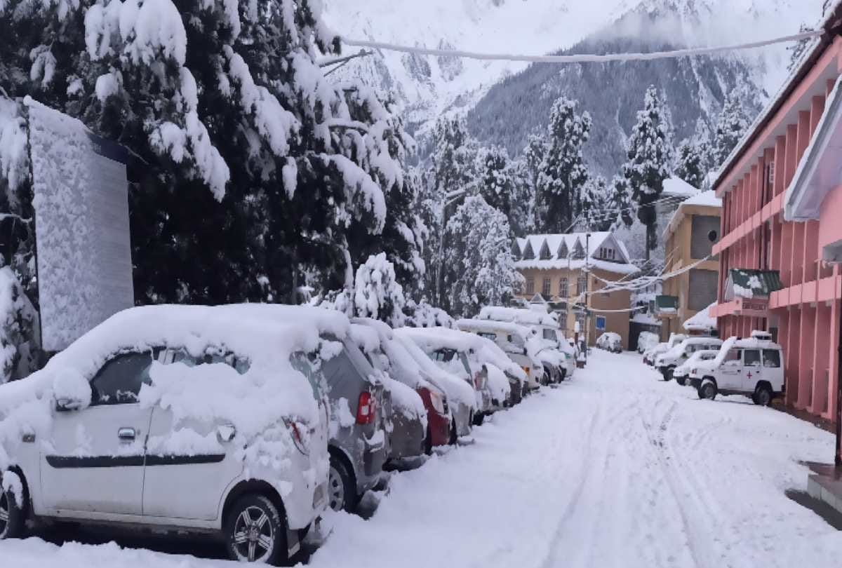 himachal weather update: Troubles increased due to snowfall, 353 roads including three NH obstructed, 440 power transformers stalled