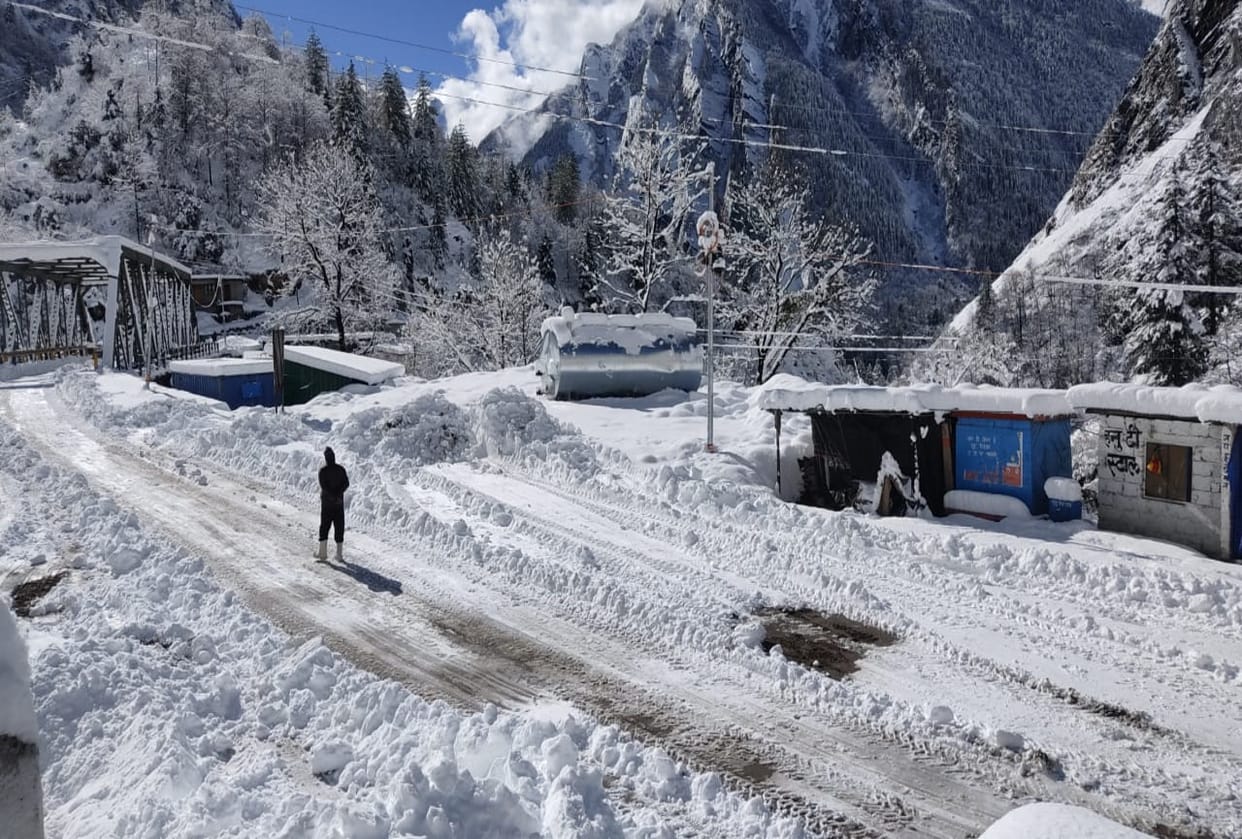 uttarakhand weather update today: high Himalayan region villages covered with Snow