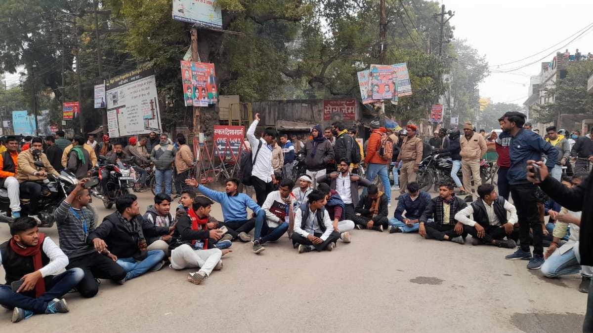 Students demonstrated for student union elections blocked the way mirzapur