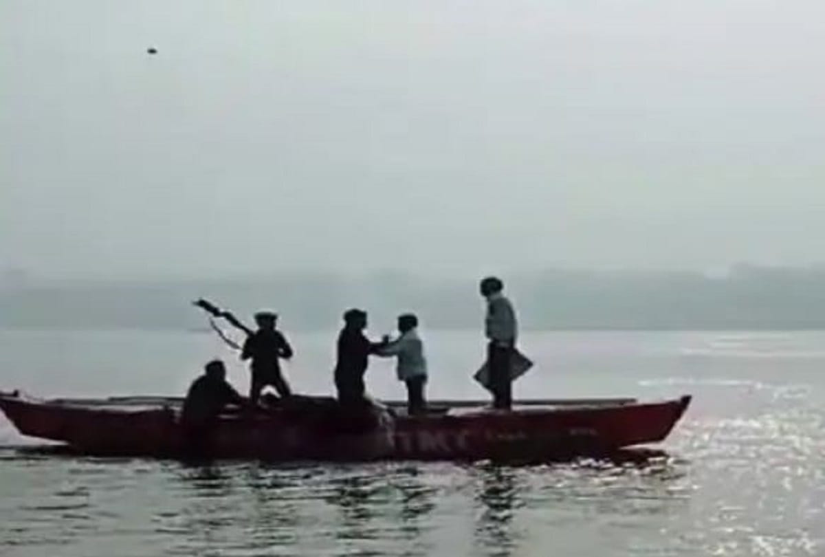crime in varanasi fight Across sand in front of Assighat gun was waved video went viral
