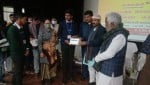 भार रत्न अटल बिहारी वाजपेयी प्रेक्षागृह में छात्रों को टैबलेट वितरित करते सांसद हरीश द्विवेदी।