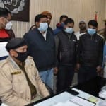 गिरफ्तार तस्करों के बार में जानकारी देते एसपी।
