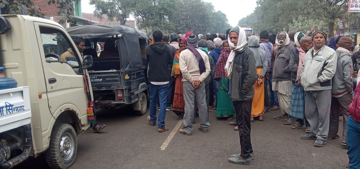Angry farmers blocked the road due to shortage of urea