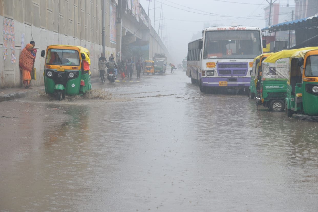 Kanpur Dehat : People shivering due to rain and cold wind, silence in office and roads