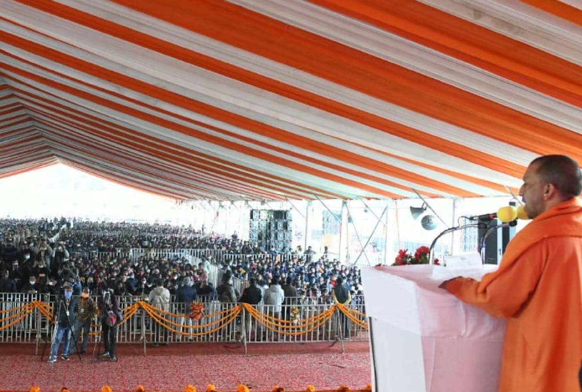 Laptop distribution in Ayodhya: CM Yogi laid the foundation stone of Kalash Kunj housing scheme for the poor on 14 Kosi Parikrama Marg