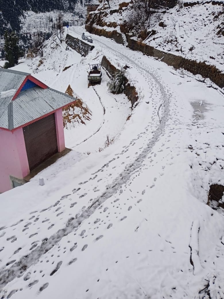 Kathua district shivered due to heavy snowfall in hilly areas