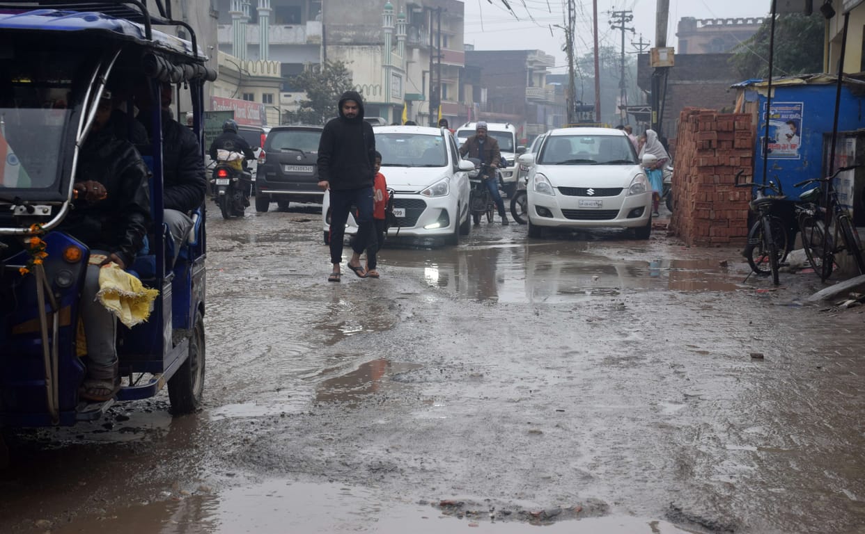 Drizzle continued throughout the day amidst mist and cloud