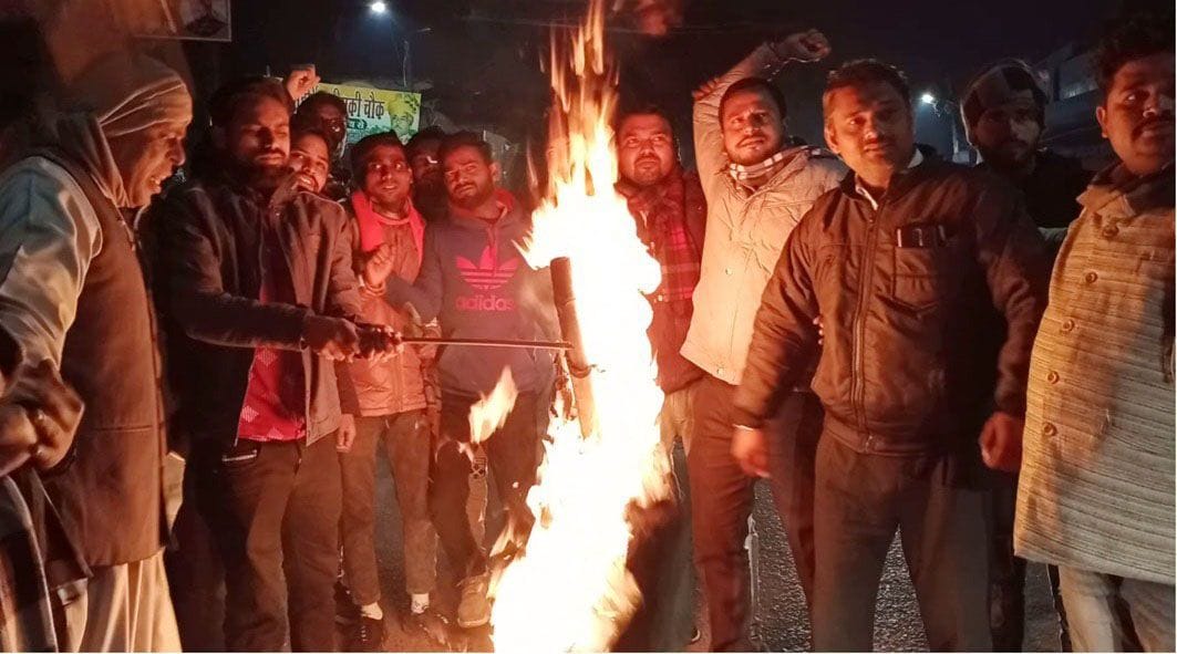 BJP workers raised slogans in front of Vivek Bansal's house