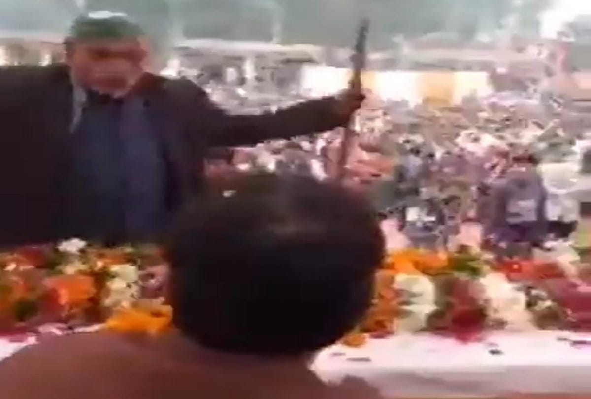 Unnao: The video of the MLA slapped in a crowded meeting went viral, late in the evening the BJP leader held a press conference with the elderly said  not a slap commented on caress