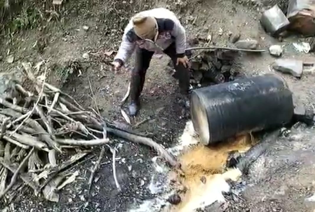 police destroyed 25 ltr lahan in jungal of puruwala area