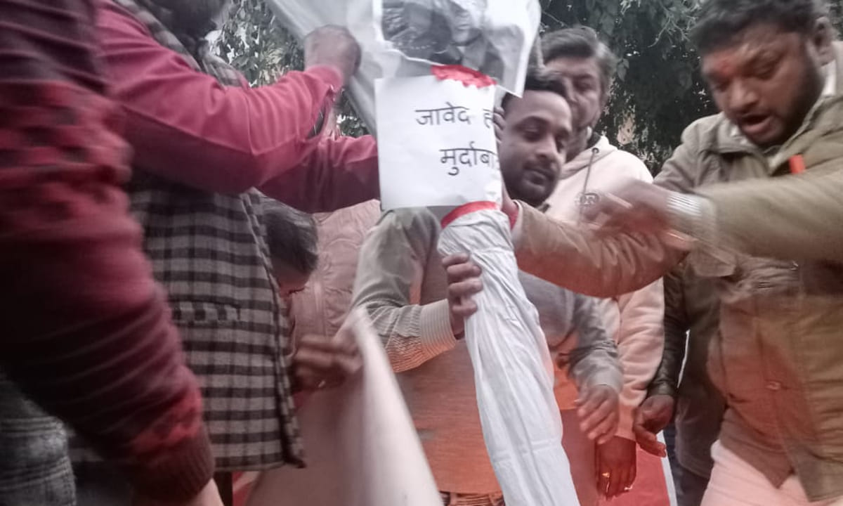 Hindu Jagran Manch vandalized salon burnt the effigy of Javed Habib