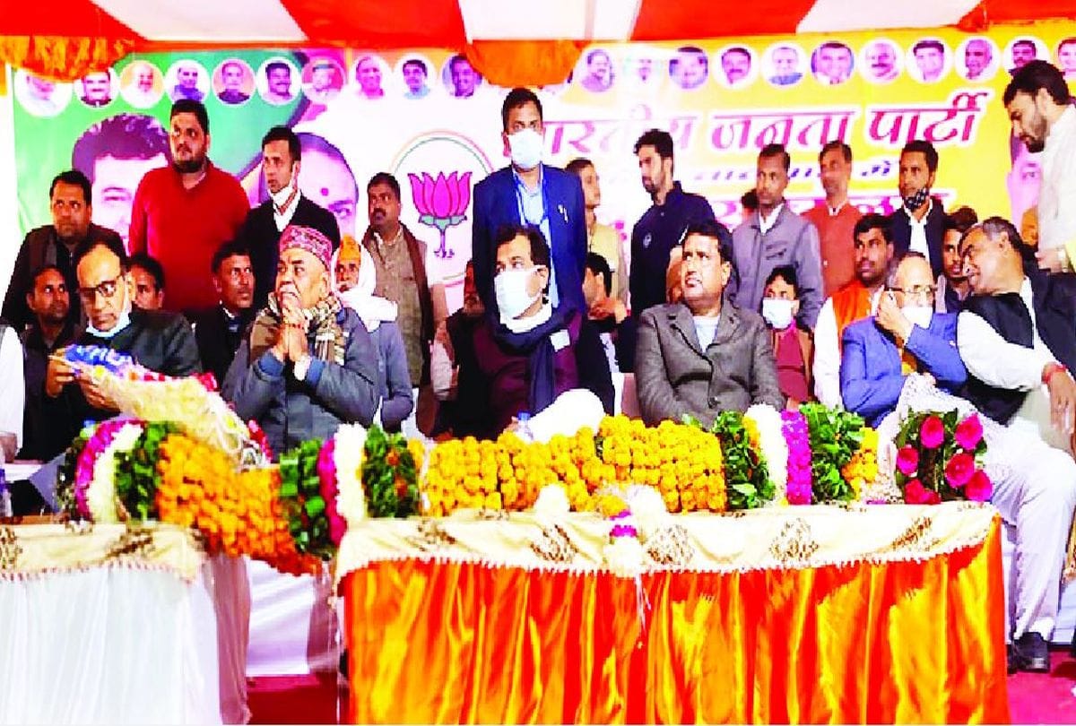 Energy Minister Shrikant Sharma addressed the public meeting in Agra
