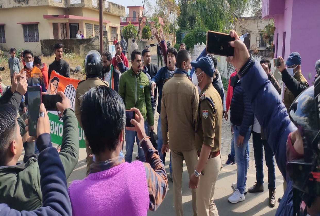 uttarakhand news: NSUI and Youth Congress showed black flags to minister harak singh rawat