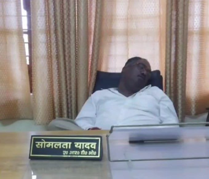 Kanpur Dehat : Photo of a person sleeping on the seat of ARTO enforcement goes viral