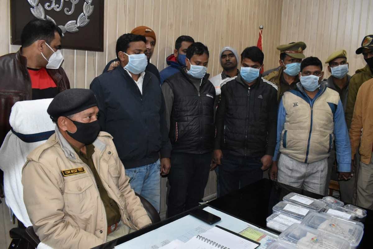 Police arrested four smugglers with Heroin worth three crores two cars and 15 kg of crude oil were also recovered in ghazipur