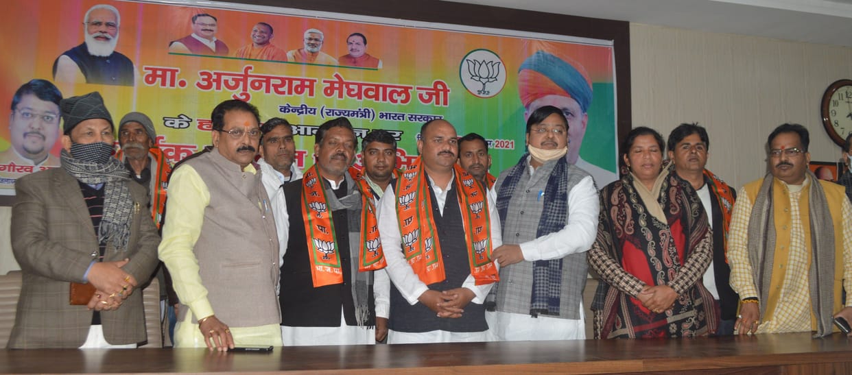 Hathras: Former candidate of district panchayat member joined BJP along with supporters