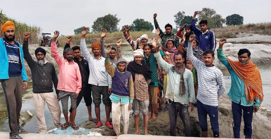 Villagers are in trouble due to the breaking of the sliding bridge, demonstration