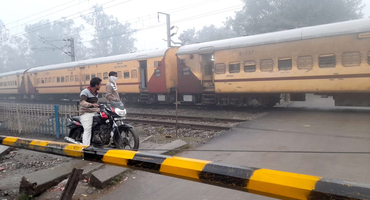 Bundelkhand Express stood up for 10 minutes in Chainpuling