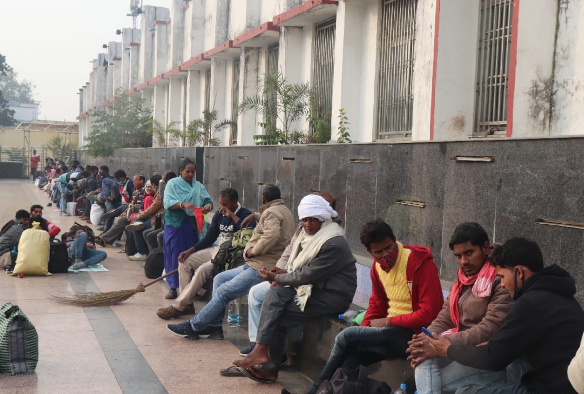 corona protocol Negligence by passengers in Gorakhpur railway station and train