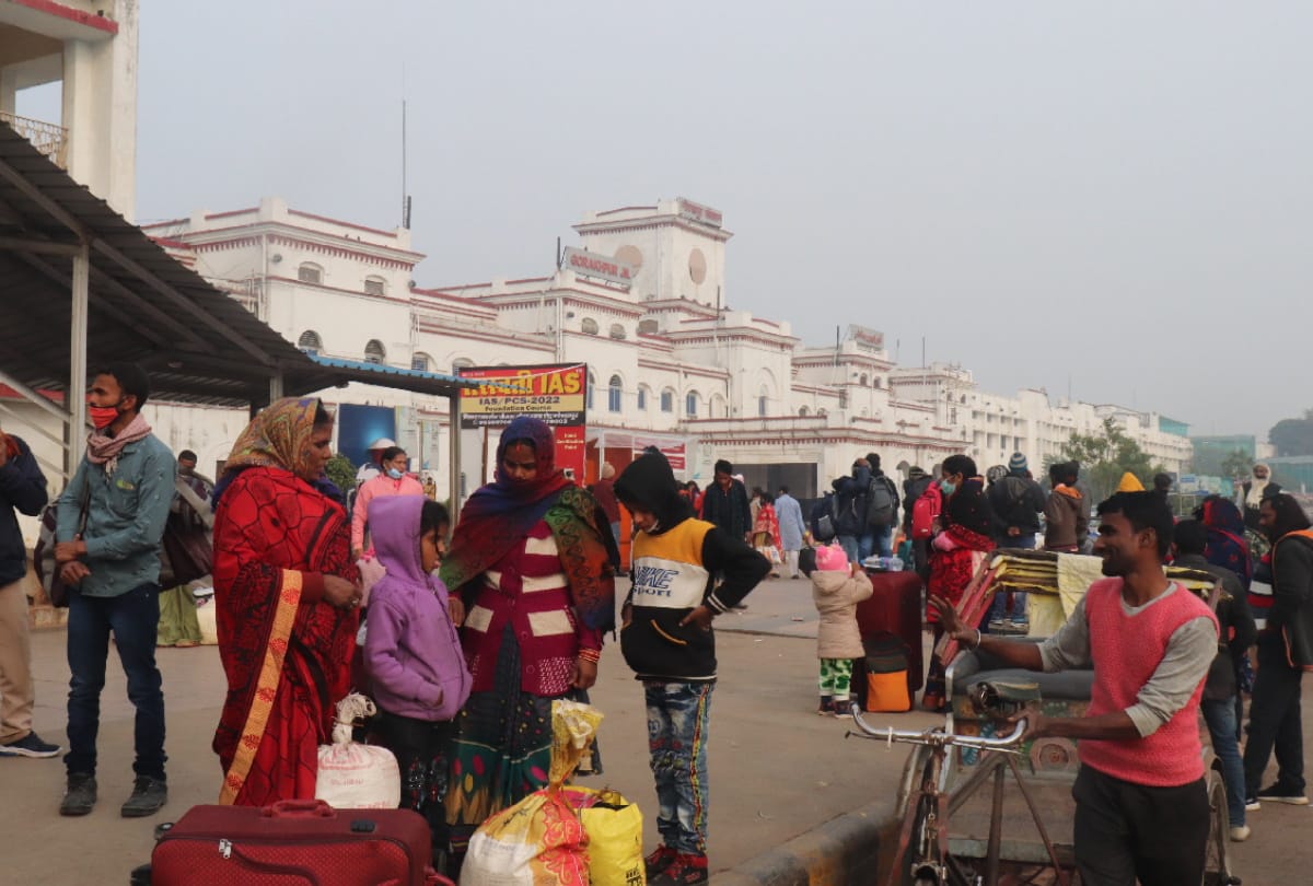 corona protocol Negligence by passengers in Gorakhpur railway station and train