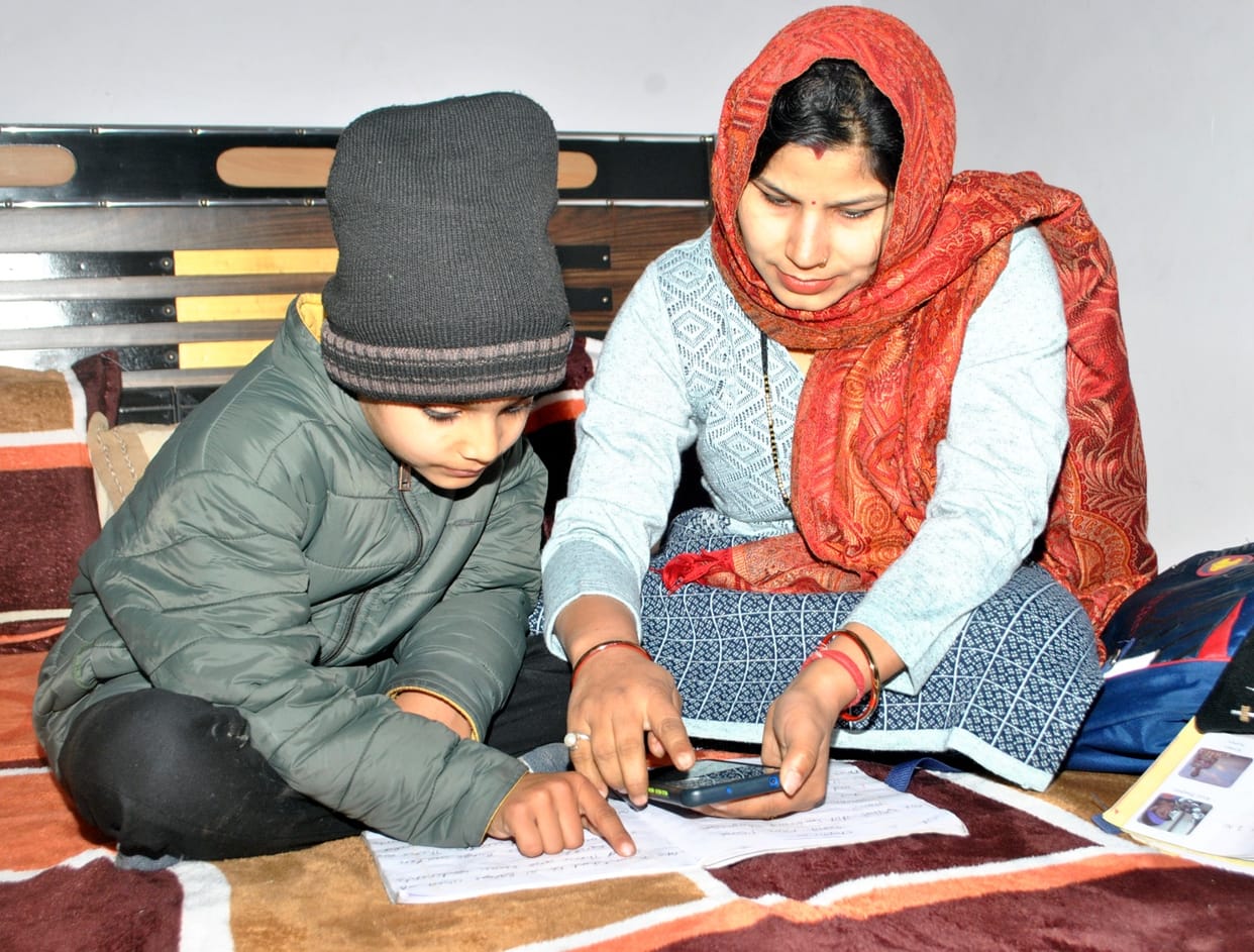 Women's responsibility again increased, teaching children online is heavy