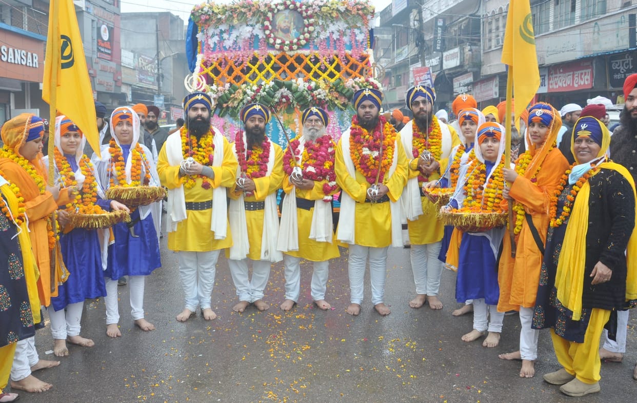 The procession took out on the Prakash Parv of Guru Gobind Singh, flowers rained