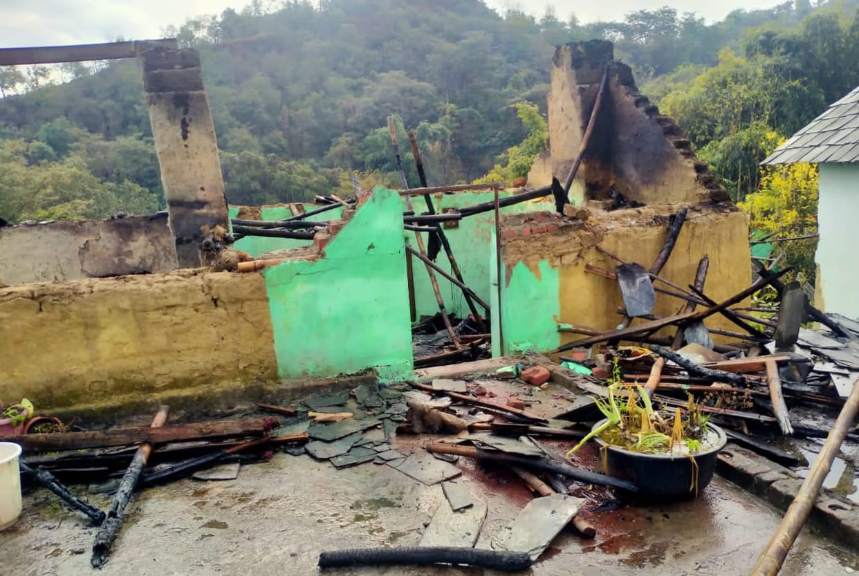 House burnt due to fire in Duhak, loss of lakhs of rupees