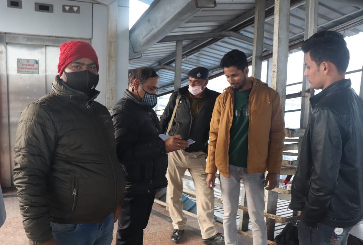 corona protocol Negligence by passengers in Gorakhpur railway station and train