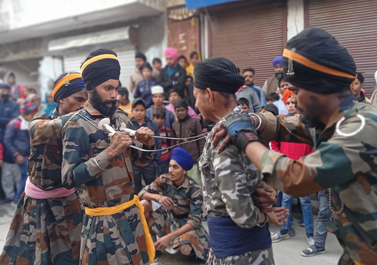 Nagar Kirtan taken out in the town on the festival of lights