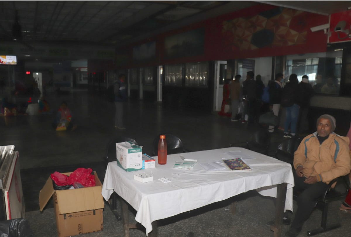 corona protocol Negligence by passengers in Gorakhpur railway station and train