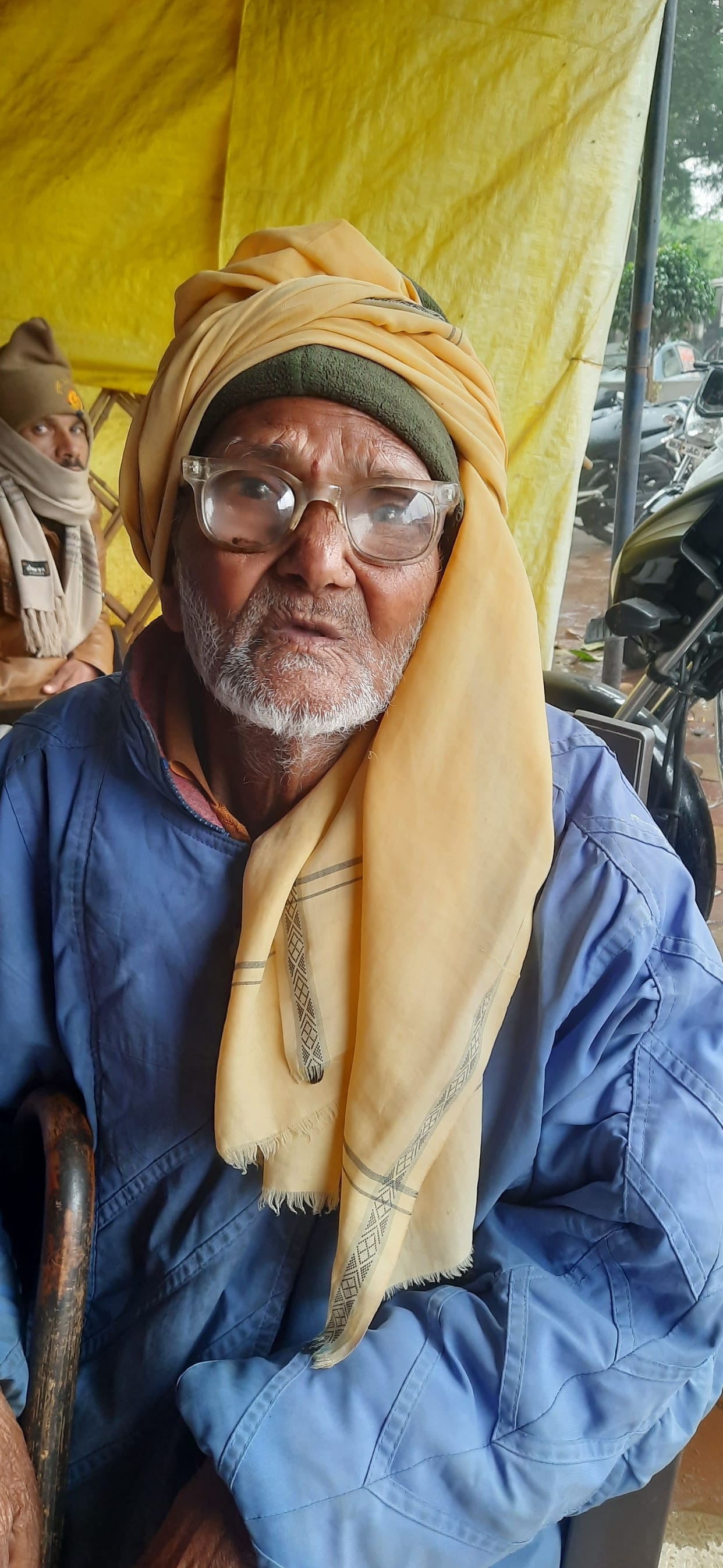Bike riders looted 49 thousand rupees from farmer in Rasulabad, report not filed