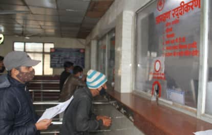 घर जाने के लिए आरक्षण केन्द्र पर टिकट बुक करवाते।