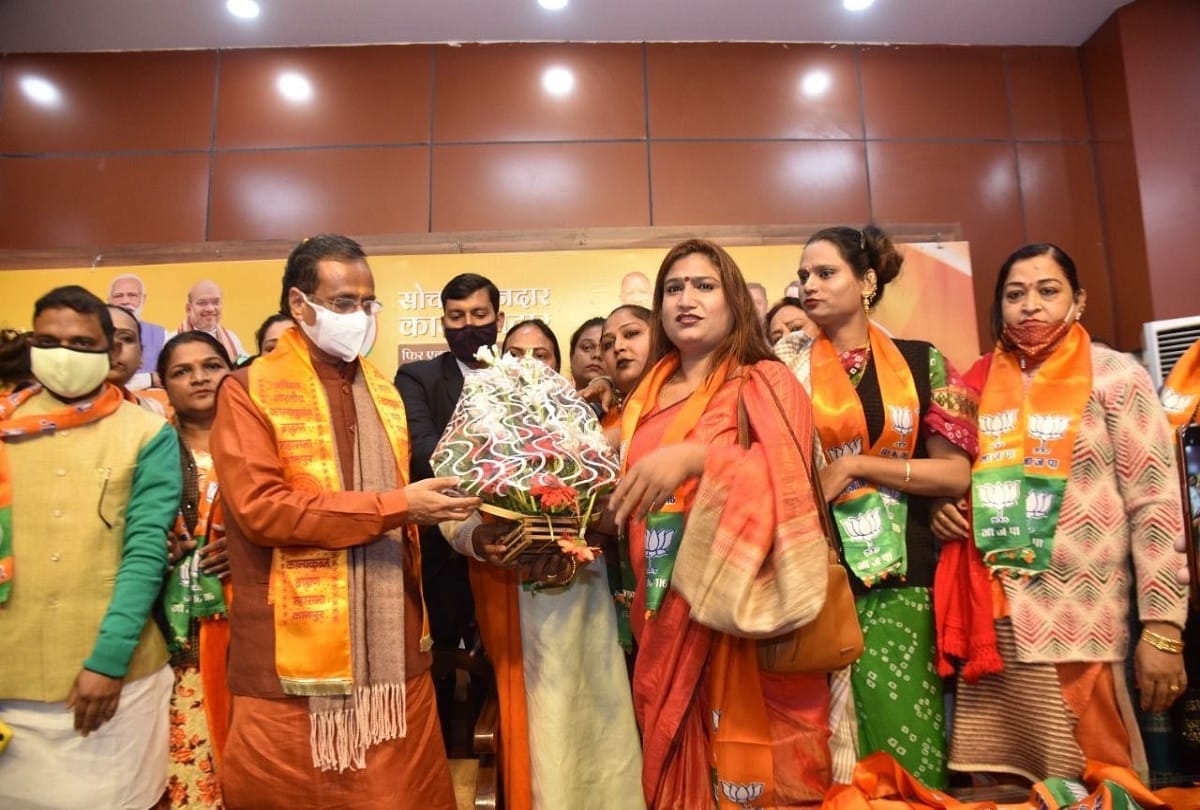 Lucknow: Kinnar will go door to door with turmeric rice seeking votes for BJP, Deputy CM Dr. Dinesh Sharma showed the green signal