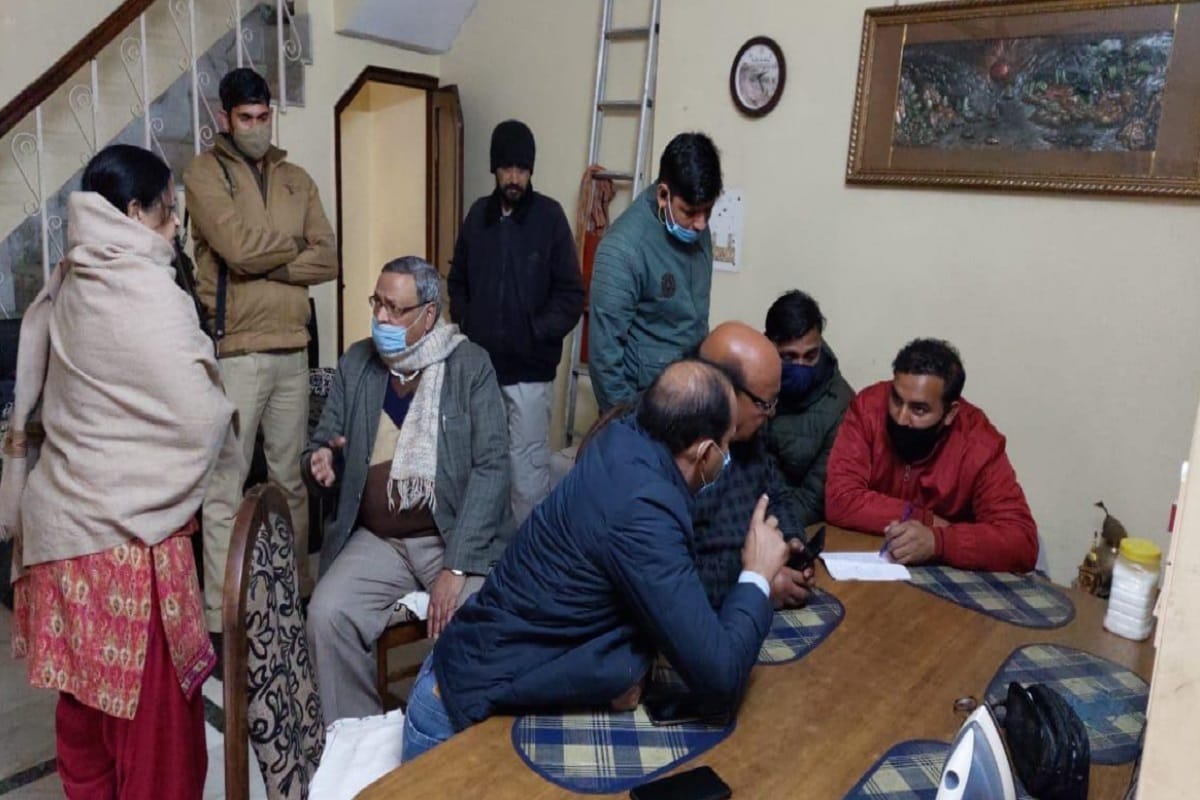 UP News: Crooks have looted 1.78 lakh rupees and Gold chain in house of factory owner in Baghpat