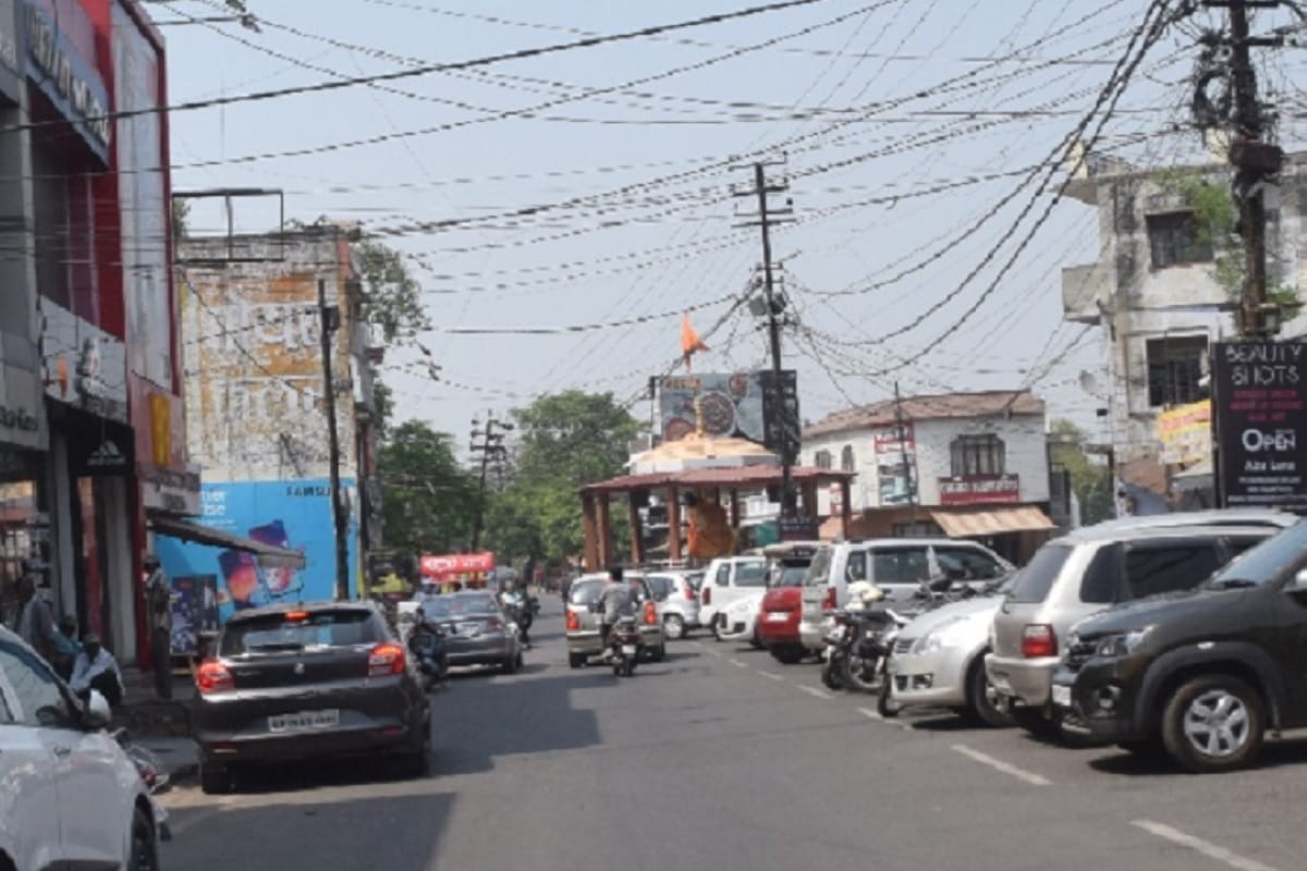 Meerut News: accident on abulane car hit to scooty