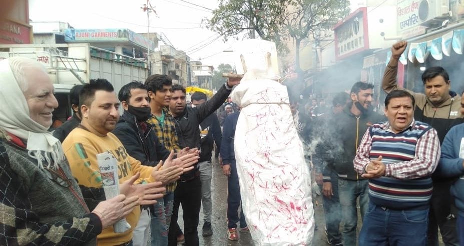 BJP workers, shopkeepers burnt effigies for lapse in Prime Minister's security